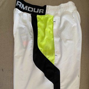 New Men’s Basketball Under Armour Shorts Sz S